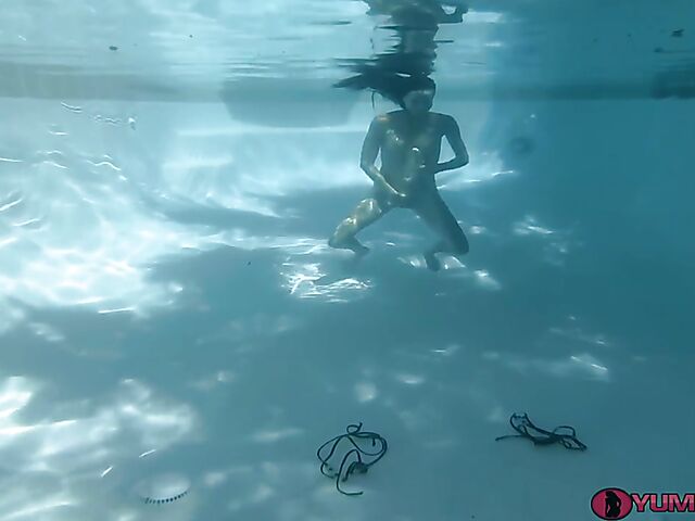 Sofie Marie - Underwater masturbation in the swimming pool with dildos