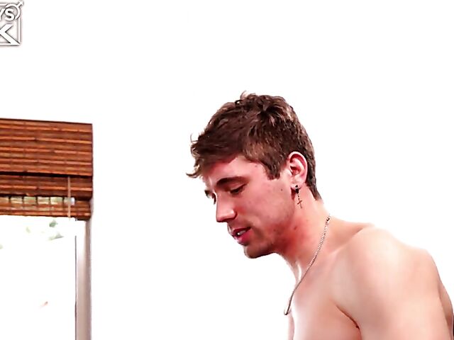 Muscle guy Dexter Quinn and cute Sammy Scott do porn for women