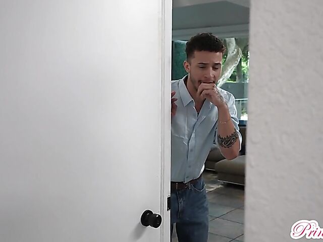 Gia Ohmy's trimmed pussy gets her stepbrother's attention