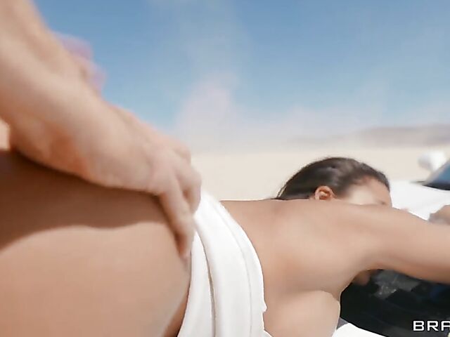 Crazy ride and outdoor sex in the desert with Luna Star