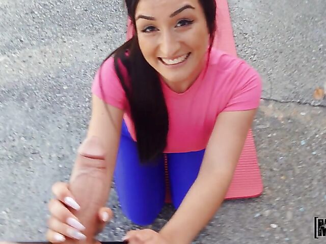 Ripped yoga pants on big ass latina Annie Reis and public POV sex