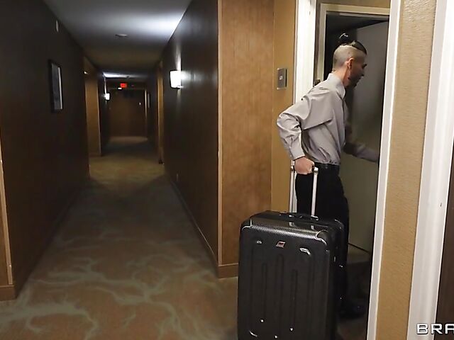 Ashlyn Peaks & Zoey Sinn - Hotel threesome with the maid