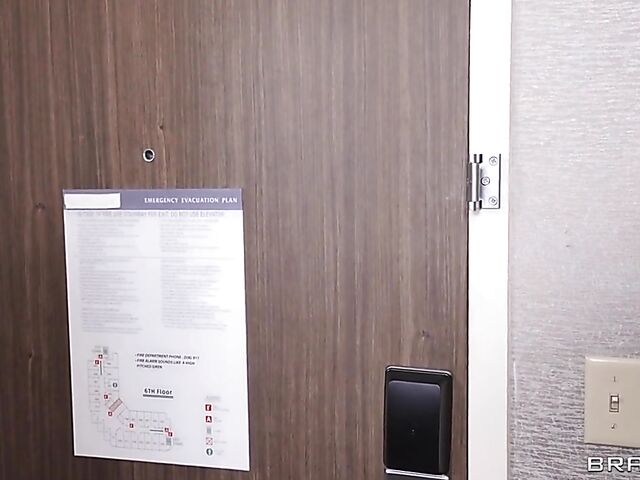 Ashlyn Peaks & Zoey Sinn - Hotel threesome with the maid