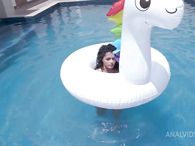 Pool gangbang on vacation with curly-haired Ela Hotwife