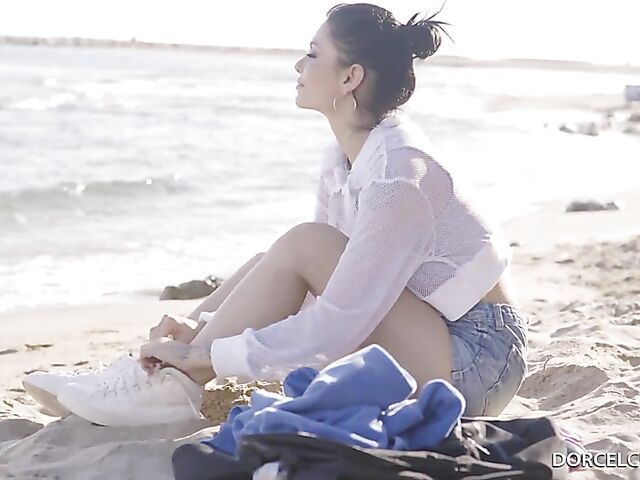 Hot threesome on vacation with Clara Mia and Jenny Doll