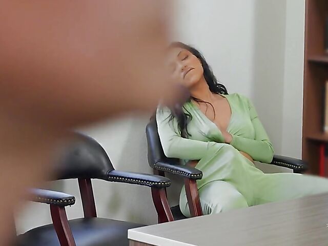 Jessy Dubai & Eva Maxim - Two shemales fuck on the massage table