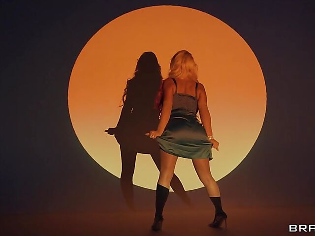 Full moon fuck on the couch with MILF pornstar Phoenix Marie