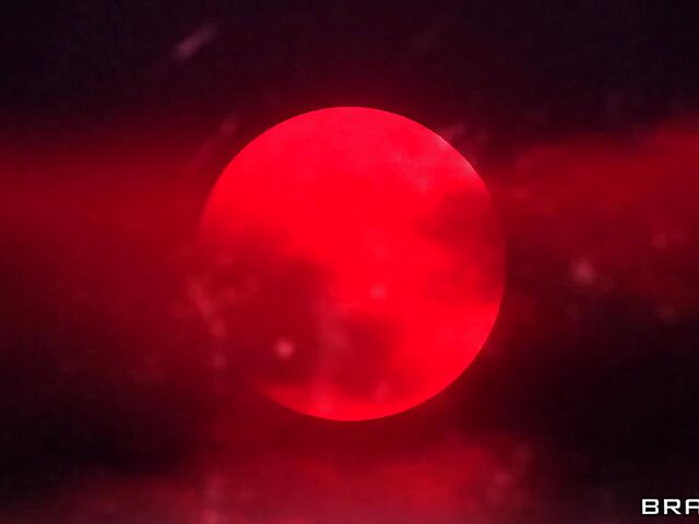 Full moon fuck on the couch with MILF pornstar Phoenix Marie