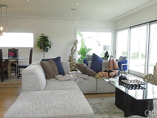 Shaved pussy VR addict Kenna James having a very real sex experience