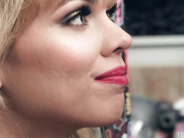 Kate Zoha & Korra Del Rio - Tranny fucks tranny during the photoshoot