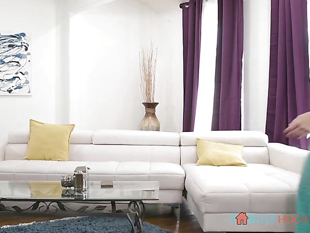 Hot stepmom Kayla Paige fulfills her sexual fantasies