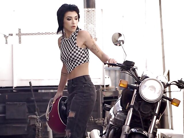 TS Ariel Demure & Brooklyn Gray - Shemale fucks girl in the club