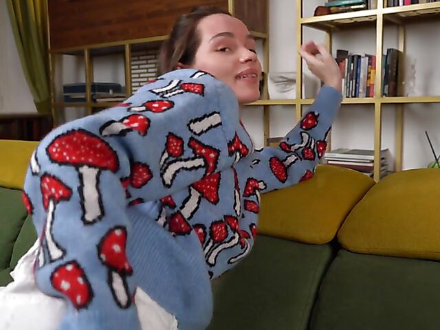 Ana Moloko - Tight girl masturbating on the sofa