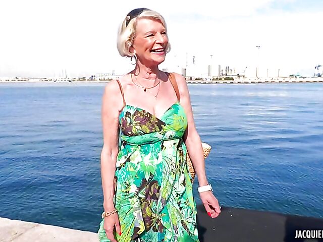 Slim mature French woman Eva Delage still loves fucking for the camera