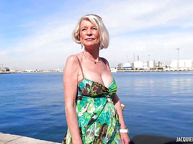 Slim mature French woman Eva Delage still loves fucking for the camera