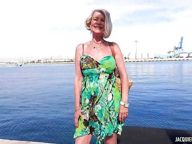 Slim mature French woman Eva Delage still loves fucking for the camera