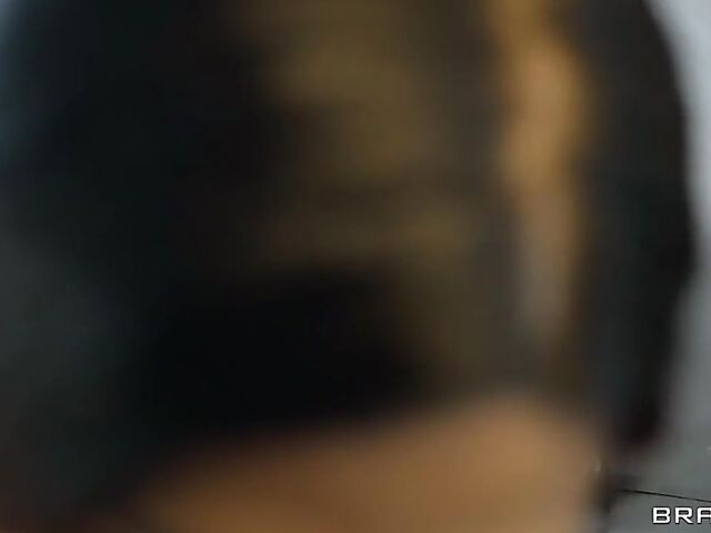 Sneaky gym fuck with big tits round ass fitness milf La Paisita Oficial