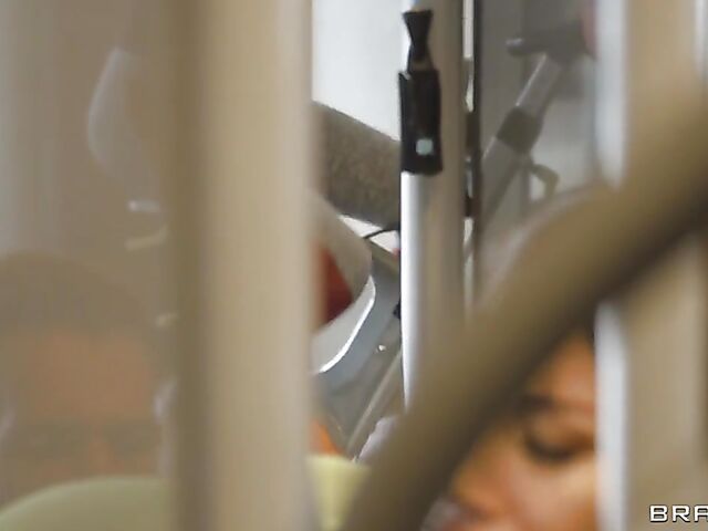 Sneaky gym fuck with big tits round ass fitness milf La Paisita Oficial