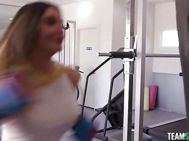 Gym sex with boxing fitness babe Ella Reese