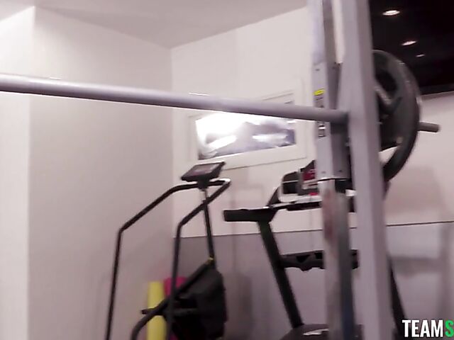 Gym sex with boxing fitness babe Ella Reese