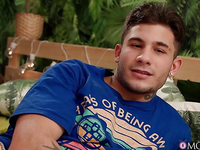 Busty chubby Krystal Swift spreads her legs to get some pleasure