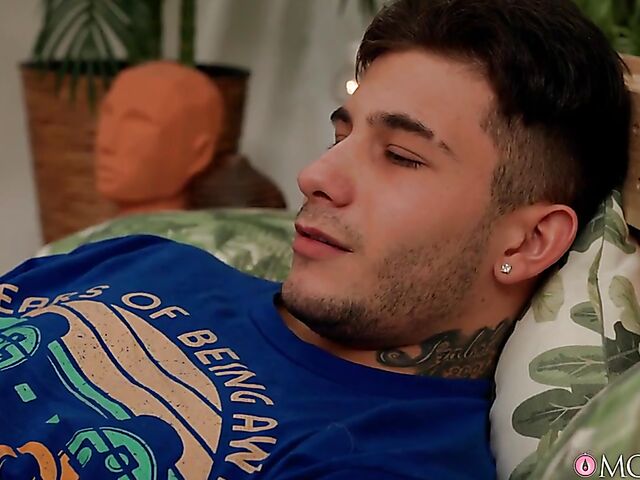 Busty chubby Krystal Swift spreads her legs to get some pleasure