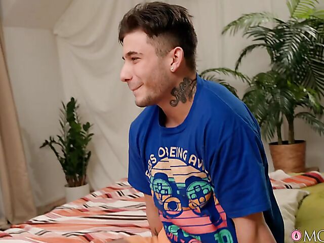 Busty chubby Krystal Swift spreads her legs to get some pleasure