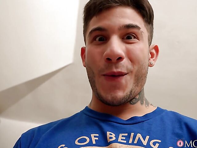 Busty chubby Krystal Swift spreads her legs to get some pleasure