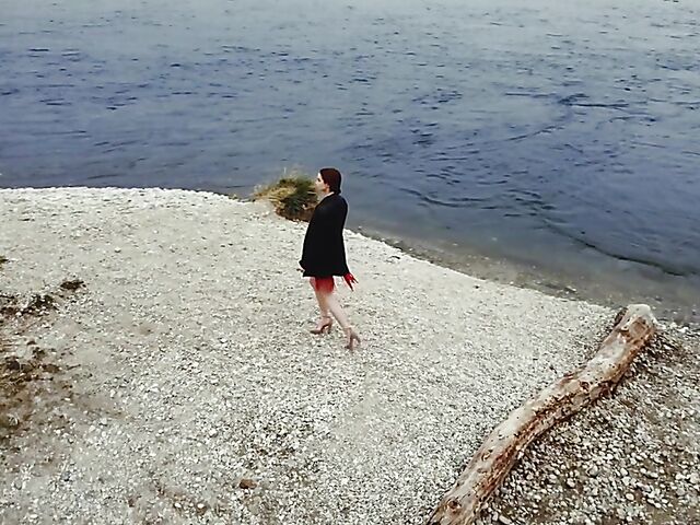 Loren Sun's solo in red sexy dress and high heels