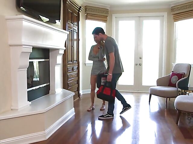 Sarah Jessie's milf feet for a handyman