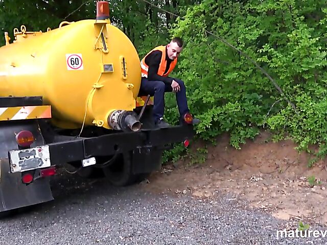 Shaved mature whore picks up a road worker to fuck her cunt in a van