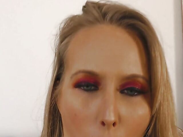 Mackenzie Page - Lonely MILF dildo passion