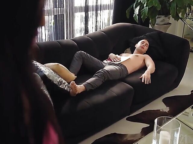 Thai anal lover May Thai loves getting her asshole filled