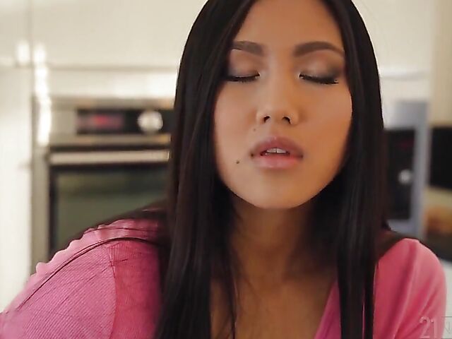 Thai anal lover May Thai loves getting her asshole filled