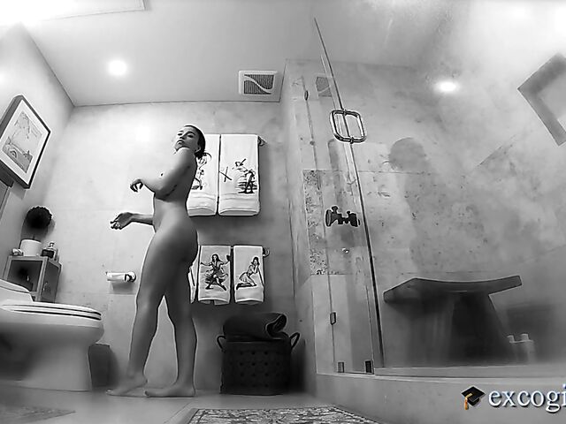 Dakota, 19 years old - Masturbation in bed and shower sex BTS