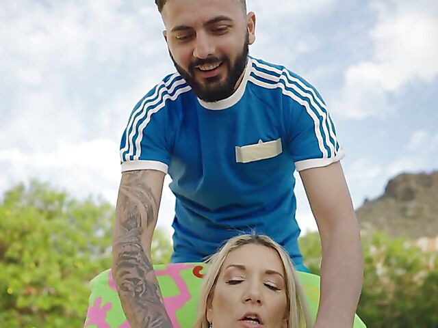 Sandy Big Boobs - Big natural tits MILF outdoor fuck poolside