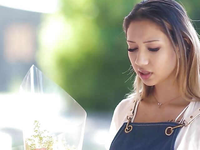 Kimora Quin & Mae Milano - Flower delivery and lesbian sex