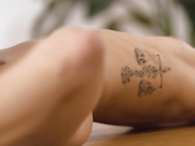 Lesbian trib on a desk with Bella Rolland and Alexis Tae