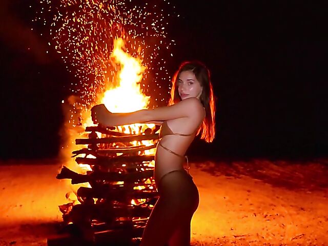 Stunning bikini babe Irina Sivalna gets naked in the paradise