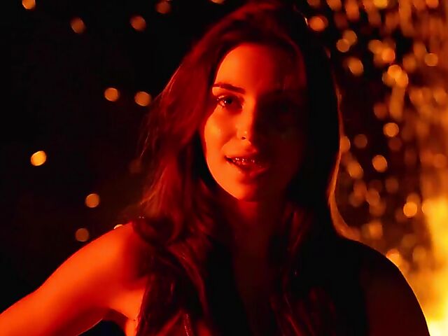 Stunning bikini babe Irina Sivalna gets naked in the paradise