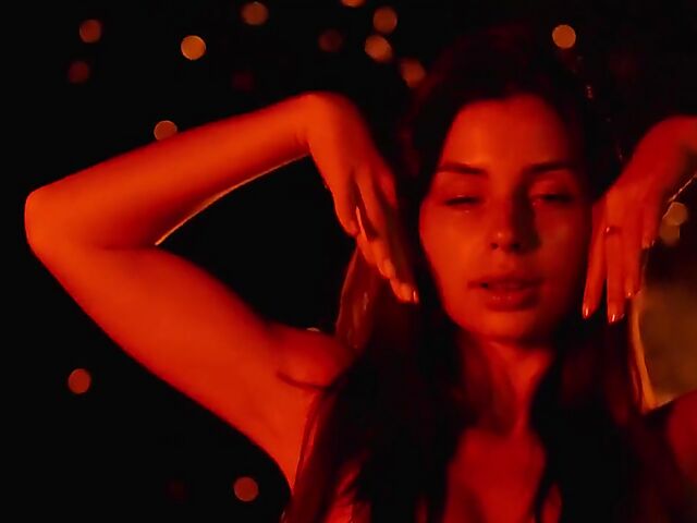 Stunning bikini babe Irina Sivalna gets naked in the paradise