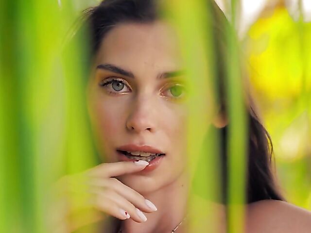 Stunning bikini babe Irina Sivalna gets naked in the paradise