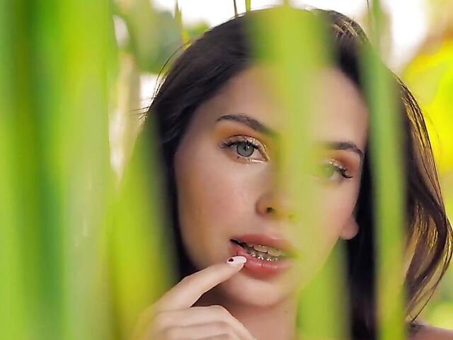 Stunning bikini babe Irina Sivalna gets naked in the paradise