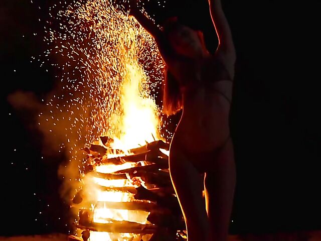 Stunning bikini babe Irina Sivalna gets naked in the paradise