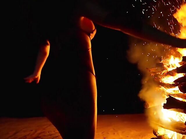 Stunning bikini babe Irina Sivalna gets naked in the paradise