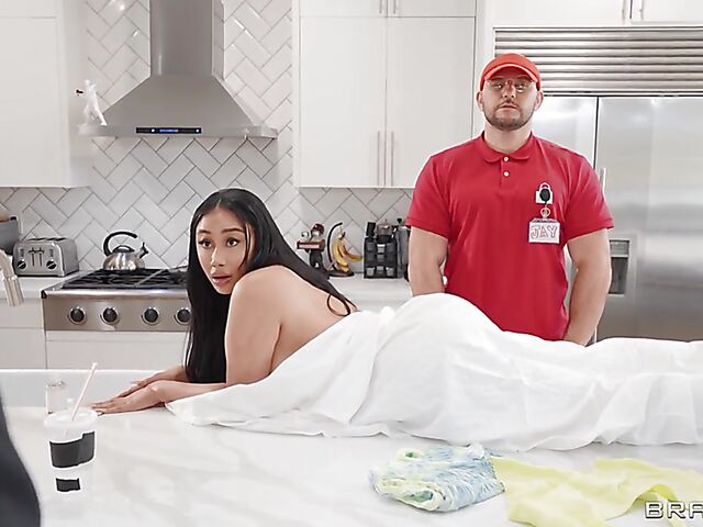 Sneaky big ass anal massage with curvy Jennifer Exxotic