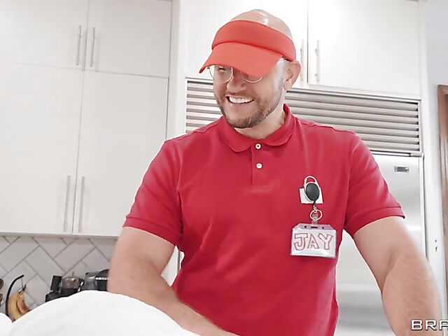 Sneaky big ass anal massage with curvy Jennifer Exxotic