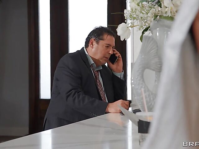 Sneaky big ass anal massage with curvy Jennifer Exxotic