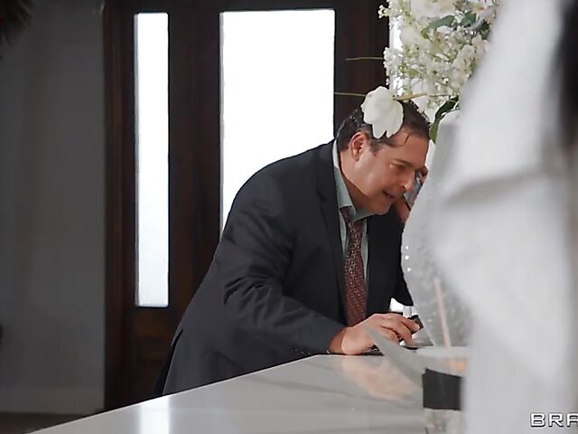 Sneaky big ass anal massage with curvy Jennifer Exxotic