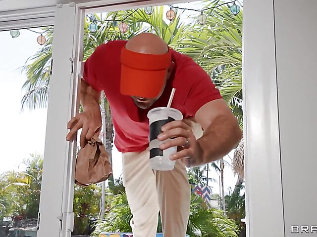 Sneaky big ass anal massage with curvy Jennifer Exxotic